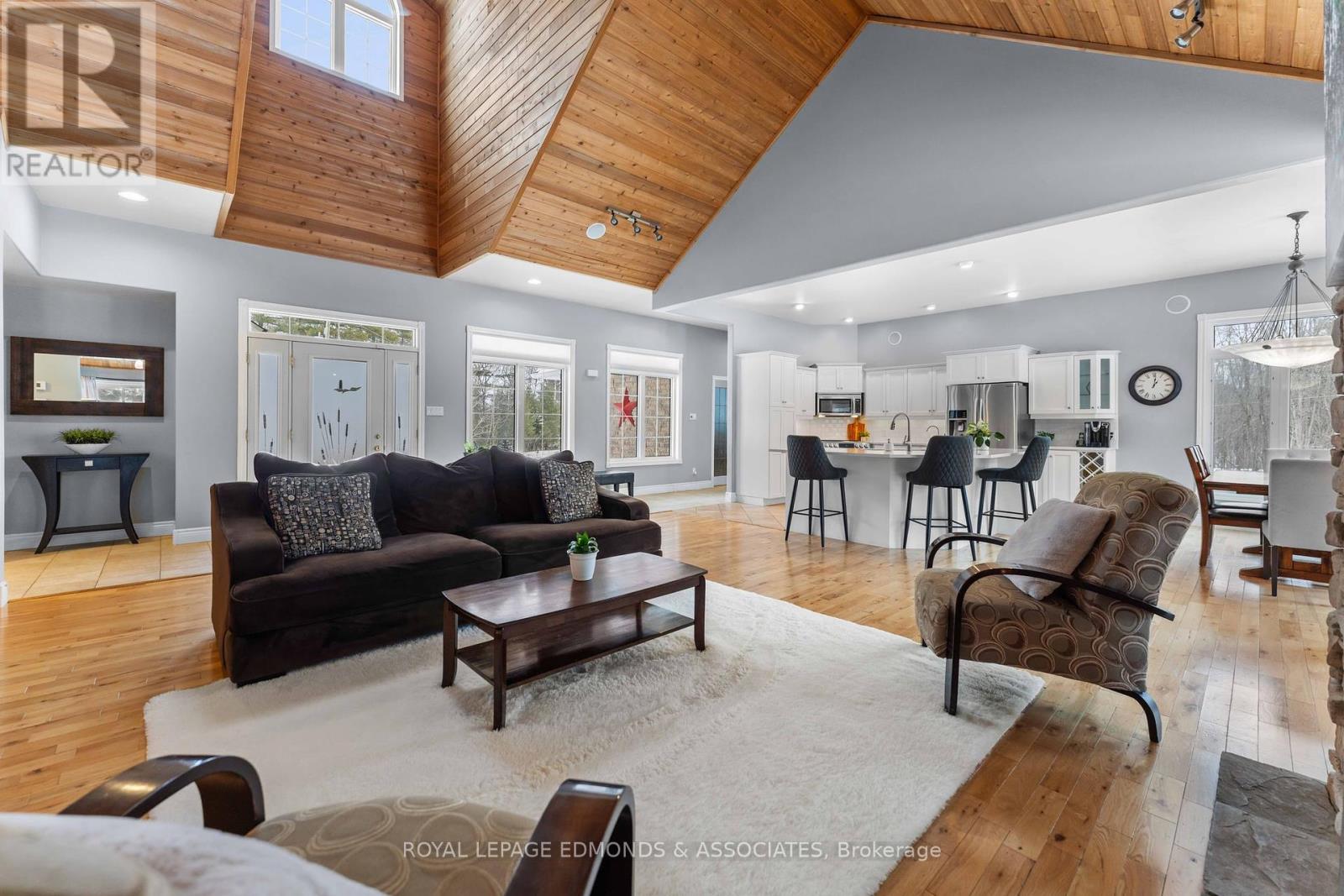 Photo 16 of 50 Blue Danube Way, Laurentian Valley ON