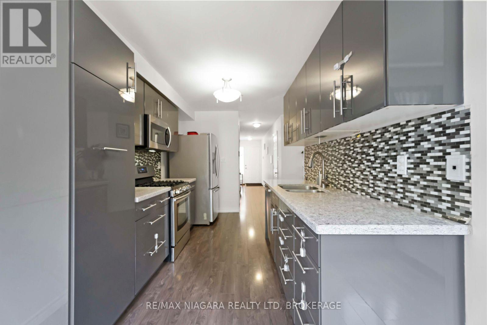 Photo 12 of 2 9 Lakeshore Road, St Catharines ON