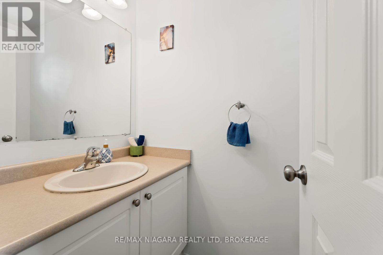 Photo 20 of 2 9 Lakeshore Road, St Catharines ON