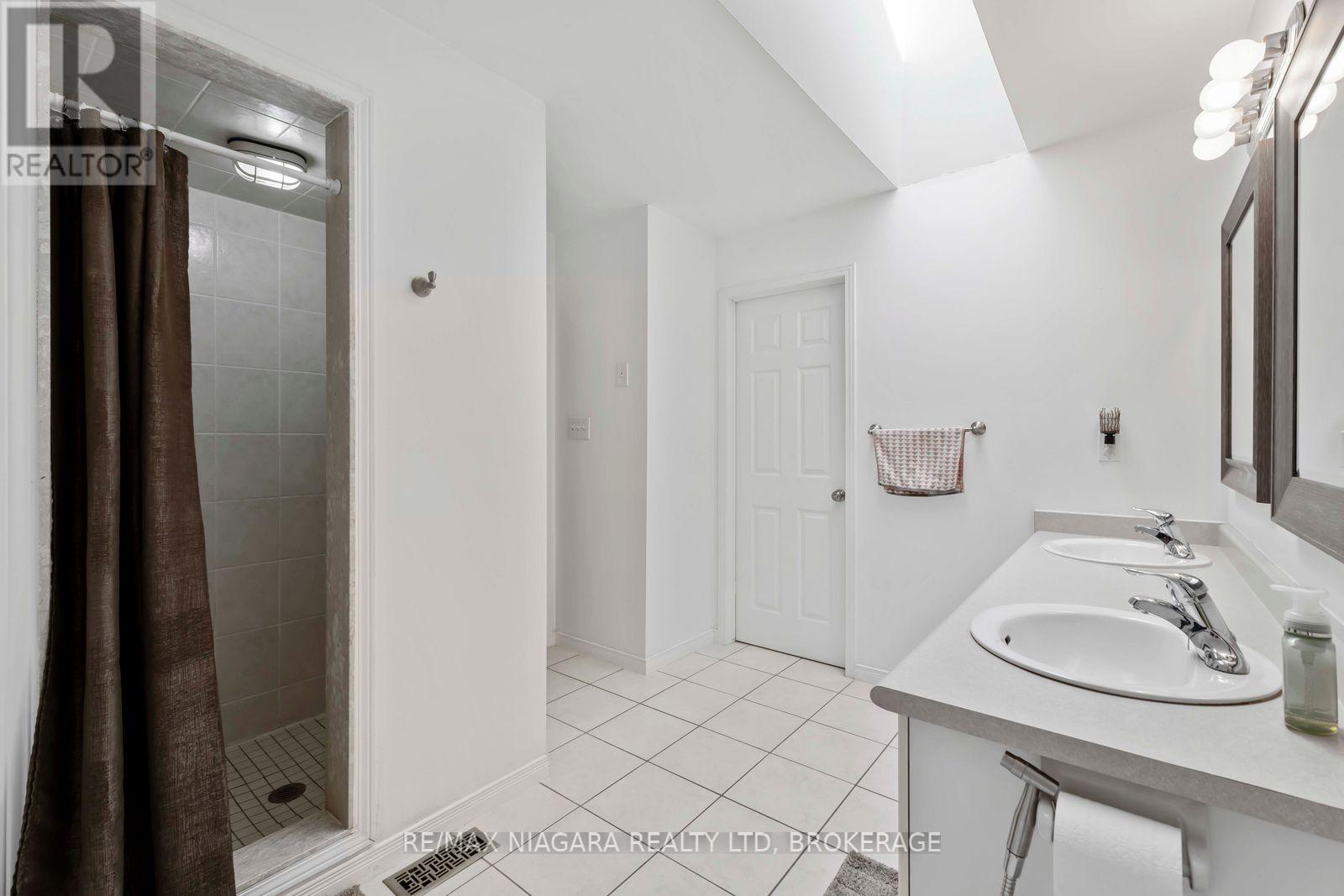 Photo 32 of 2 9 Lakeshore Road, St Catharines ON