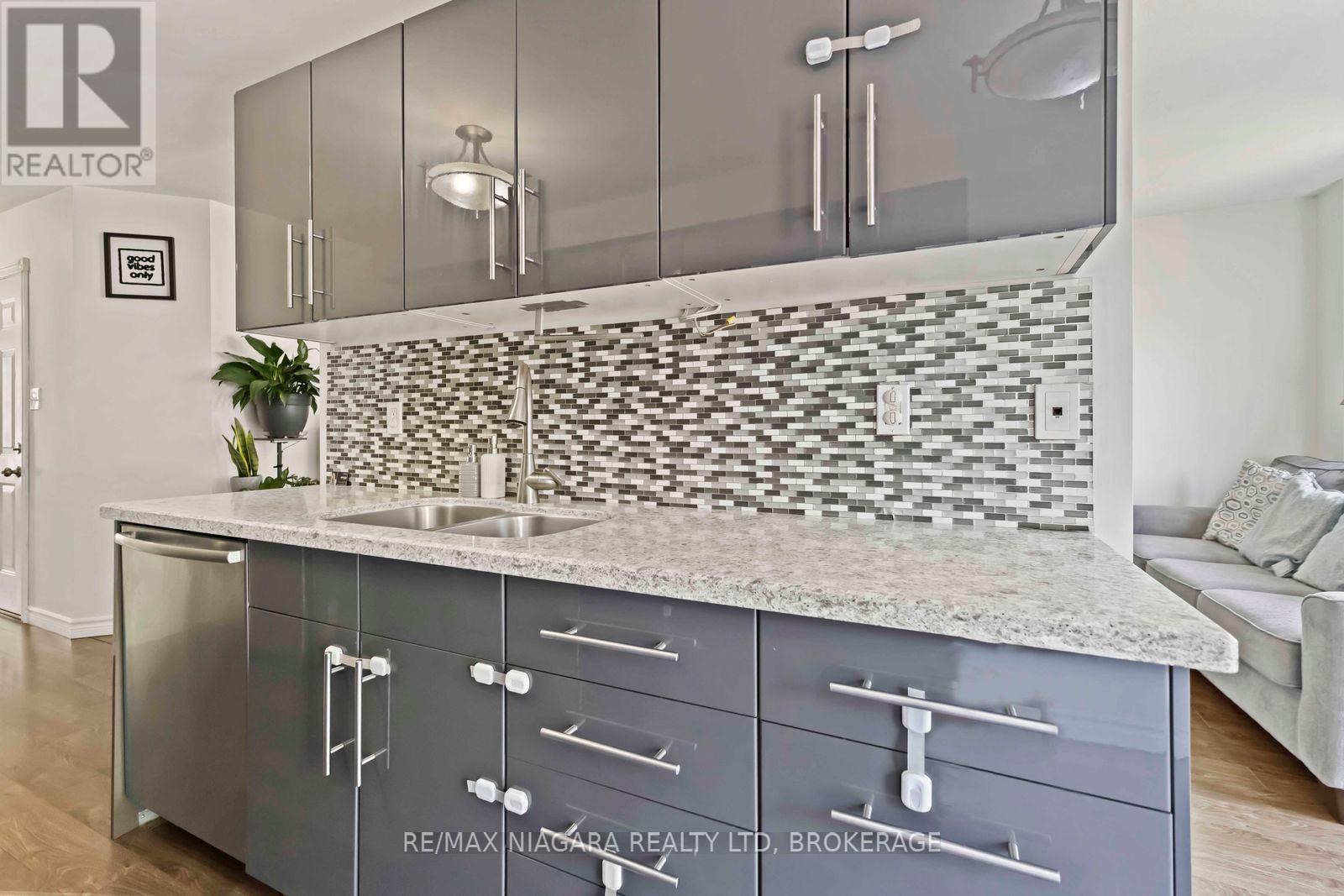 Photo 8 of 2 9 Lakeshore Road, St Catharines ON