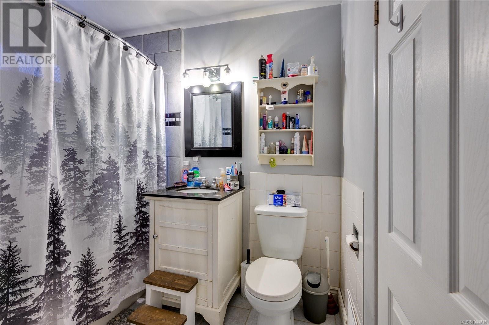 Photo 4 of 1013 Strathmore St, Nanaimo BC