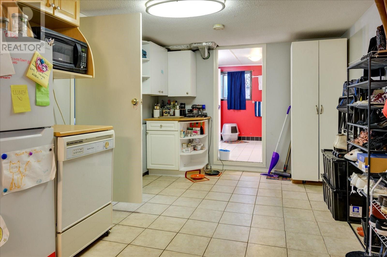 Photo 14 of 1013 Strathmore St, Nanaimo BC
