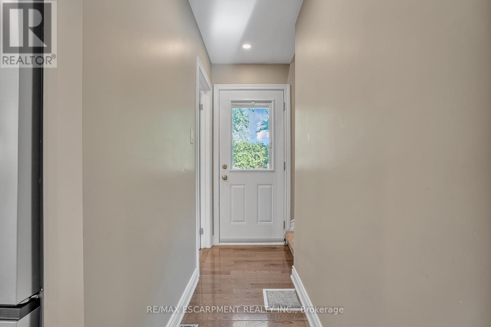 Photo 25 of 38 Eastvale Place, Hamilton ON