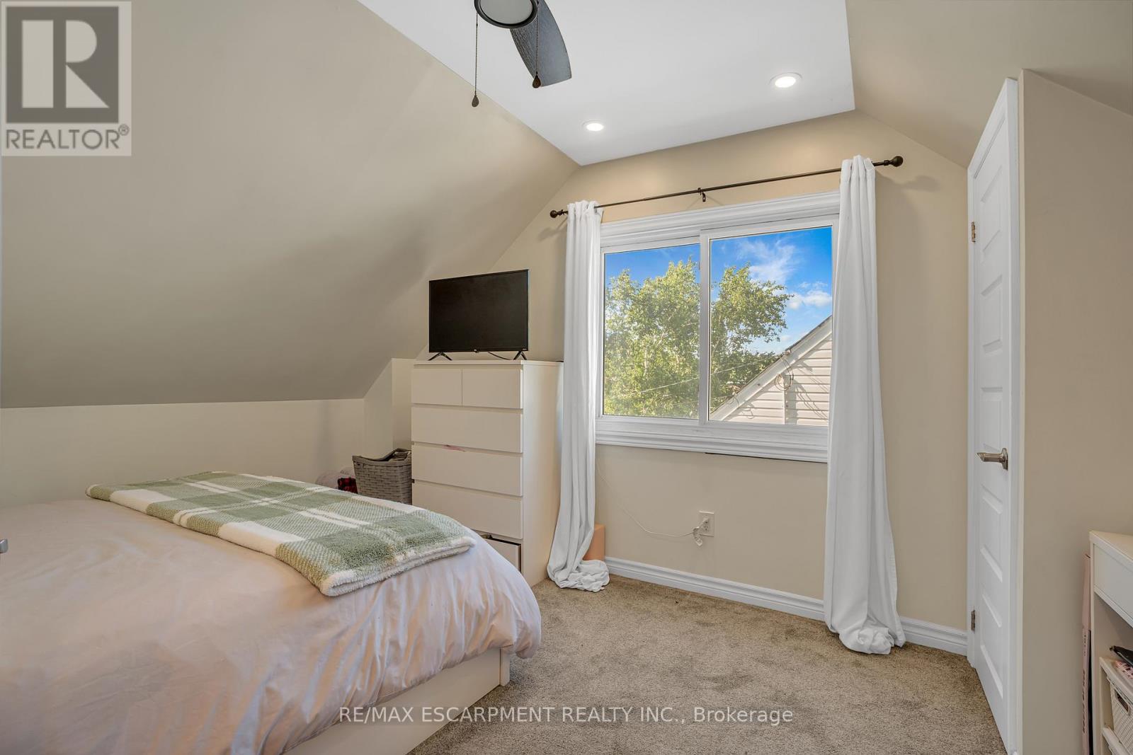 Photo 6 of 38 Eastvale Place, Hamilton ON