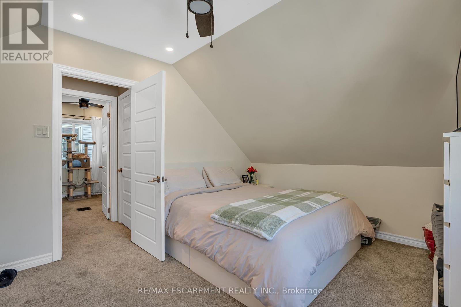 Photo 23 of 38 Eastvale Place, Hamilton ON