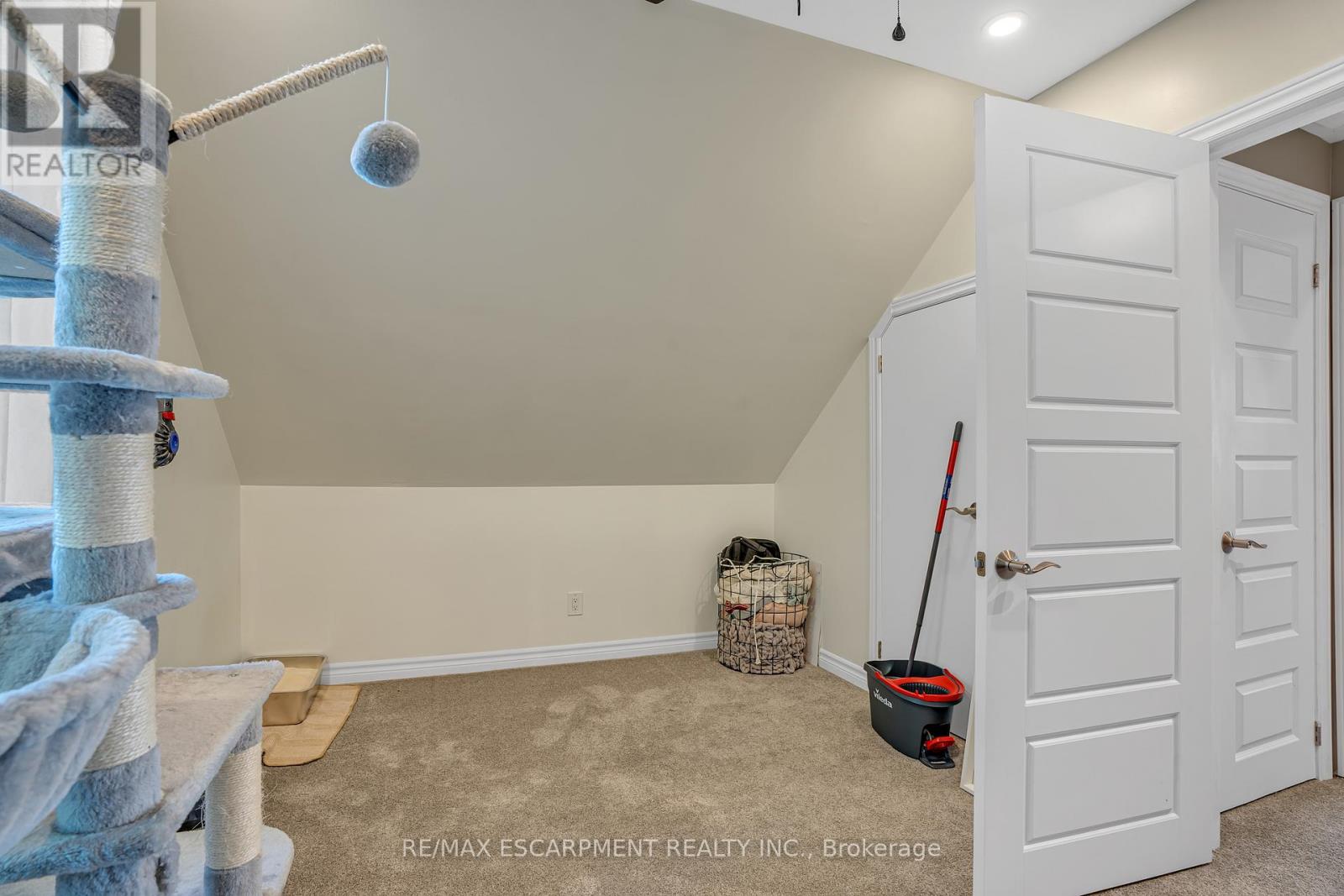 Photo 8 of 38 Eastvale Place, Hamilton ON