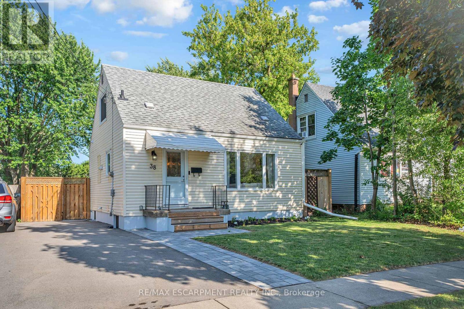 Photo 7 of 38 Eastvale Place, Hamilton ON