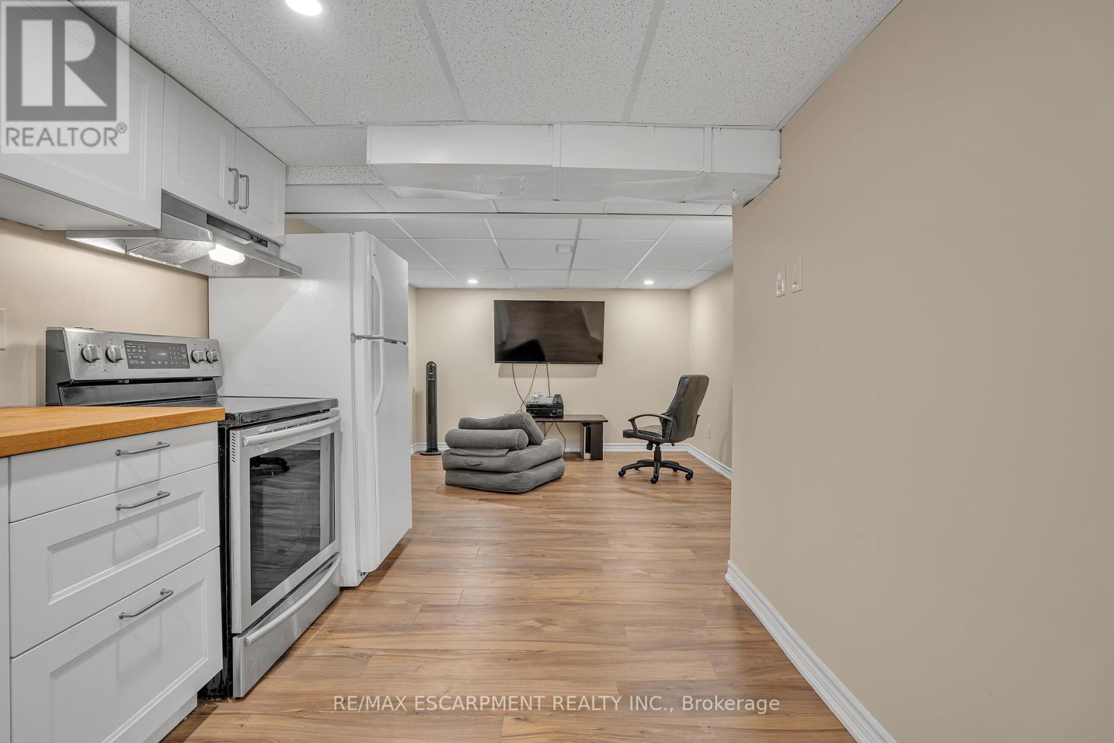 Photo 3 of 38 Eastvale Place, Hamilton ON