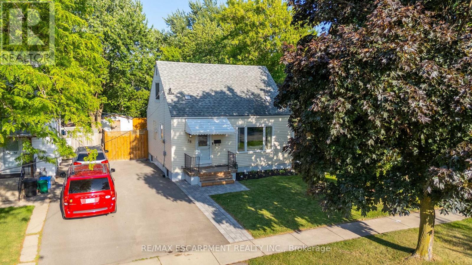 Photo 18 of 38 Eastvale Place, Hamilton ON
