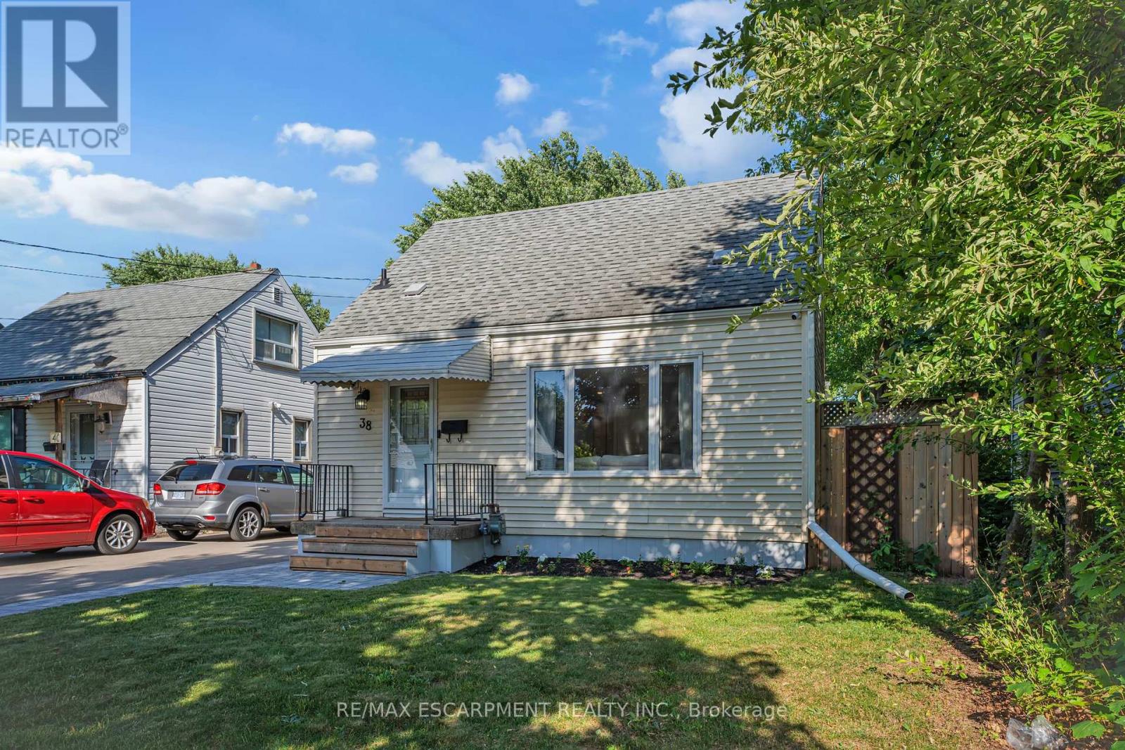 Photo 2 of 38 Eastvale Place, Hamilton ON