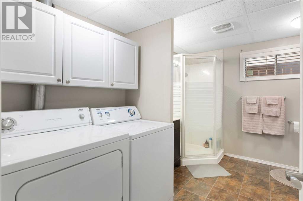 Single Family House Bi-level for Sale in  Sandstone Place NW Sandstone Valley Calgary 