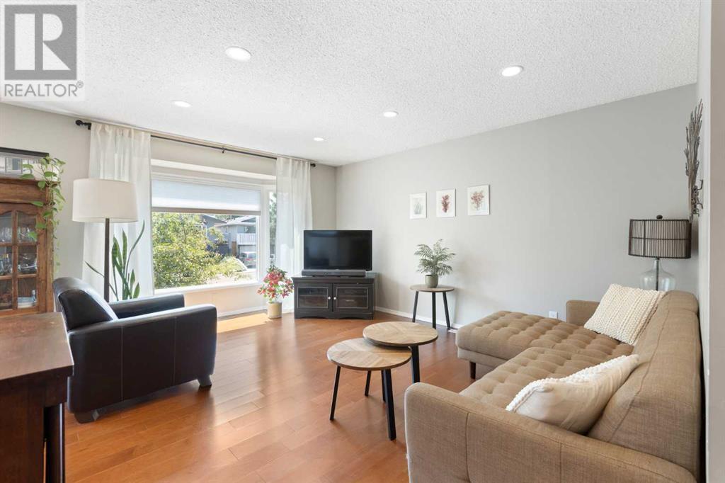 Single Family House Bi-level for Sale in  Sandstone Place NW Sandstone Valley Calgary 