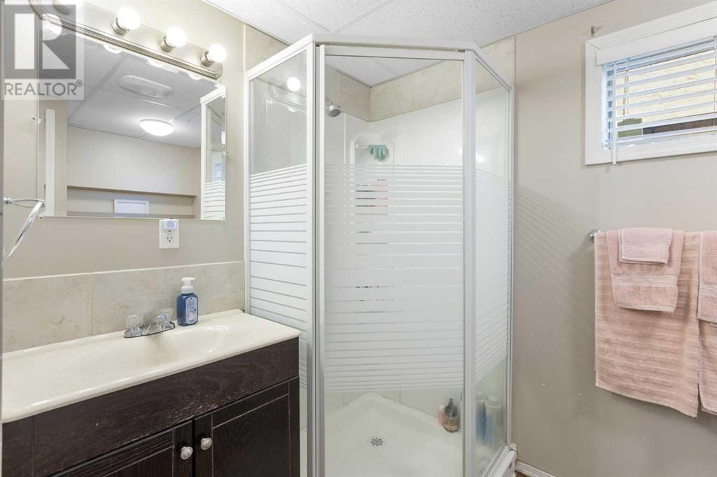 Single Family House Bi-level for Sale in  Sandstone Place NW Sandstone Valley Calgary 