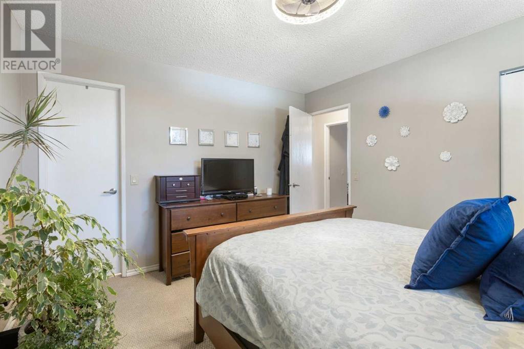 Single Family House Bi-level for Sale in  Sandstone Place NW Sandstone Valley Calgary 