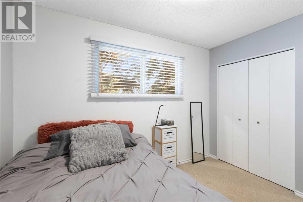 Single Family House Bi-level for Sale in  Sandstone Place NW Sandstone Valley Calgary 