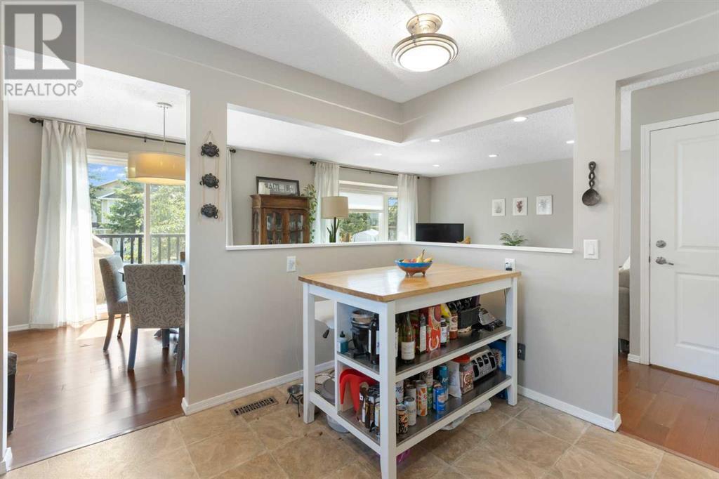 Single Family House Bi-level for Sale in  Sandstone Place NW Sandstone Valley Calgary 