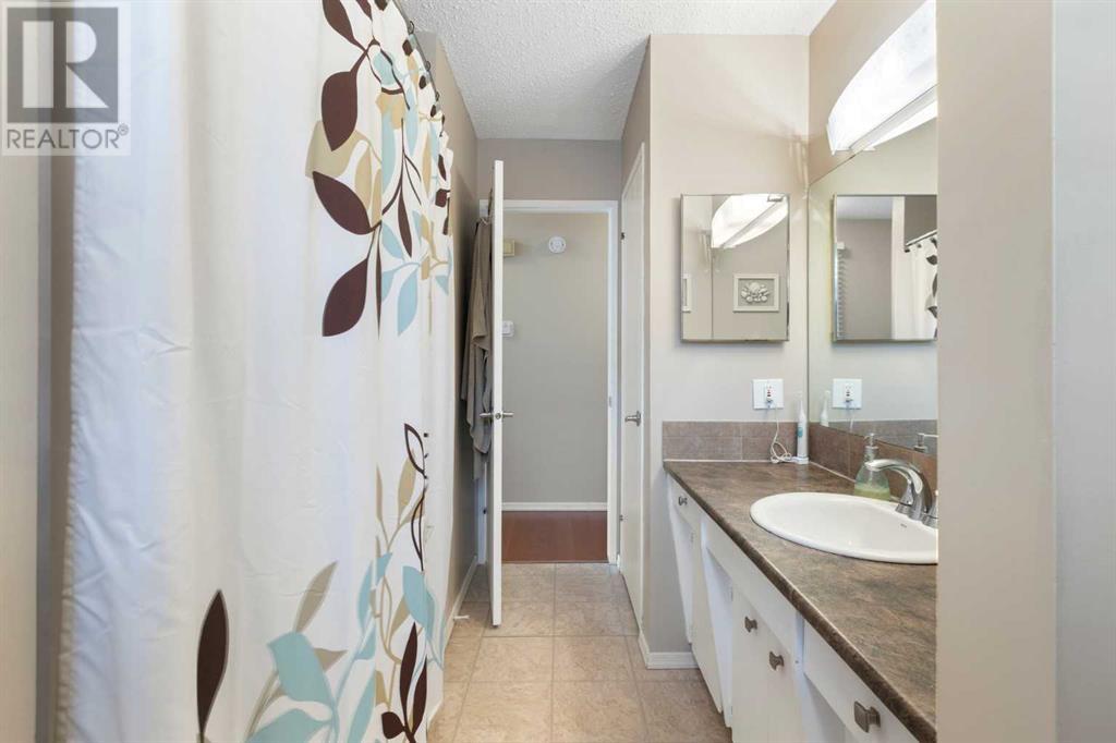 Single Family House Bi-level for Sale in  Sandstone Place NW Sandstone Valley Calgary 
