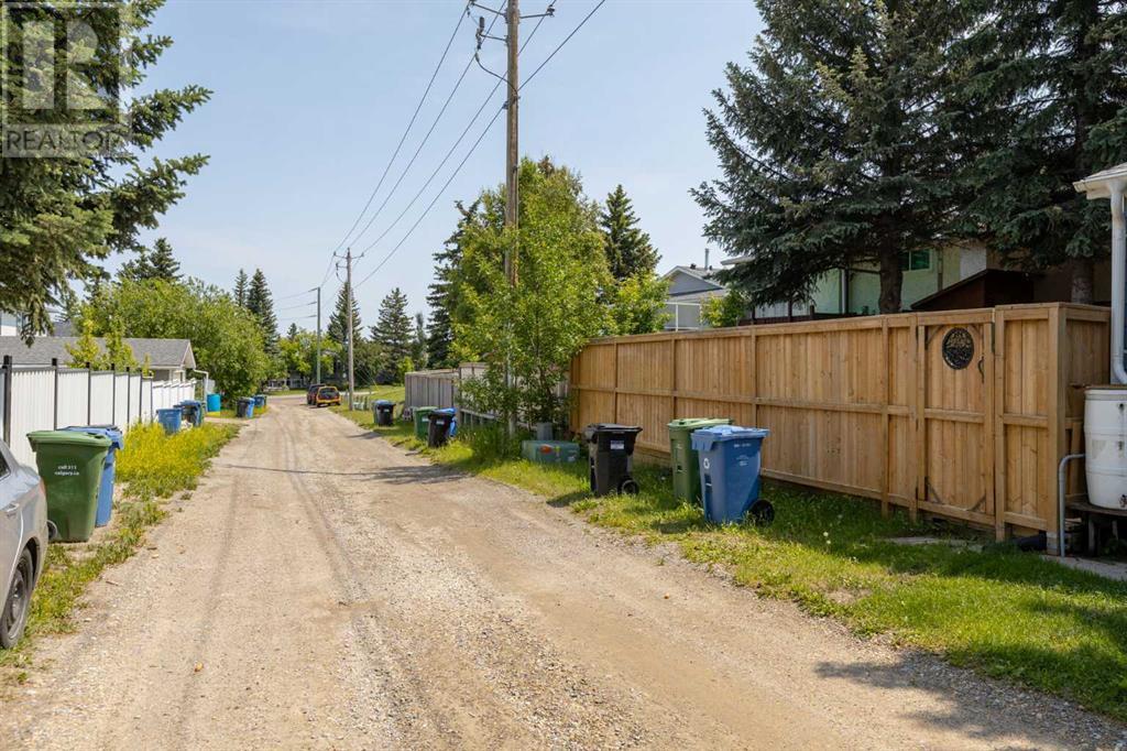 Single Family House Bi-level for Sale in  Sandstone Place NW Sandstone Valley Calgary 