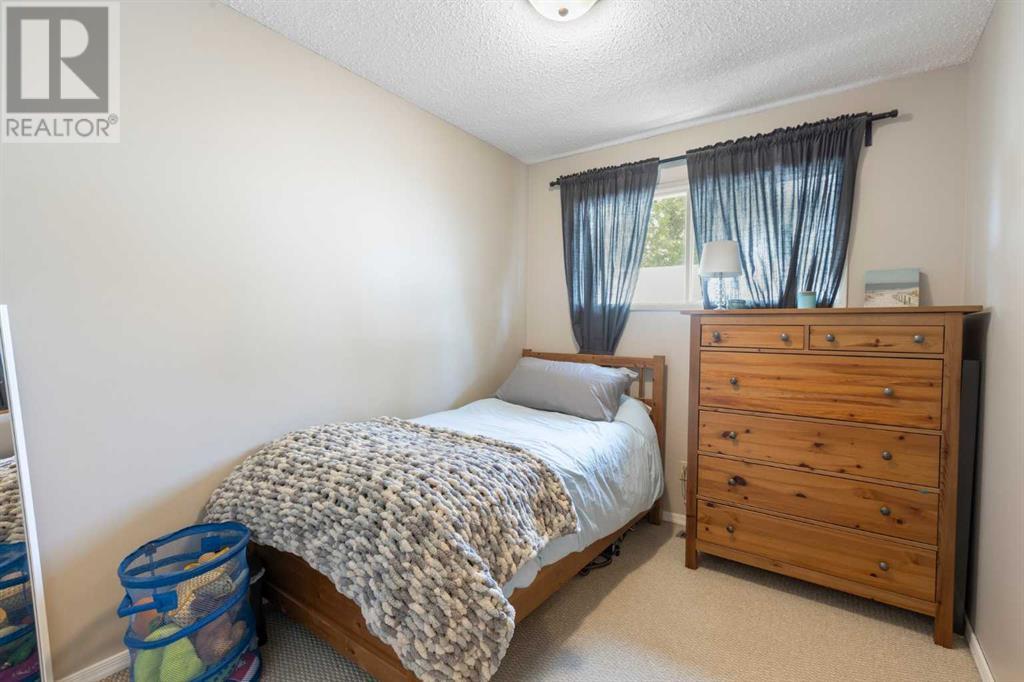 Single Family House Bi-level for Sale in  Sandstone Place NW Sandstone Valley Calgary 
