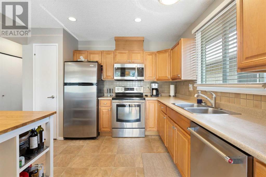 Single Family House Bi-level for Sale in  Sandstone Place NW Sandstone Valley Calgary 