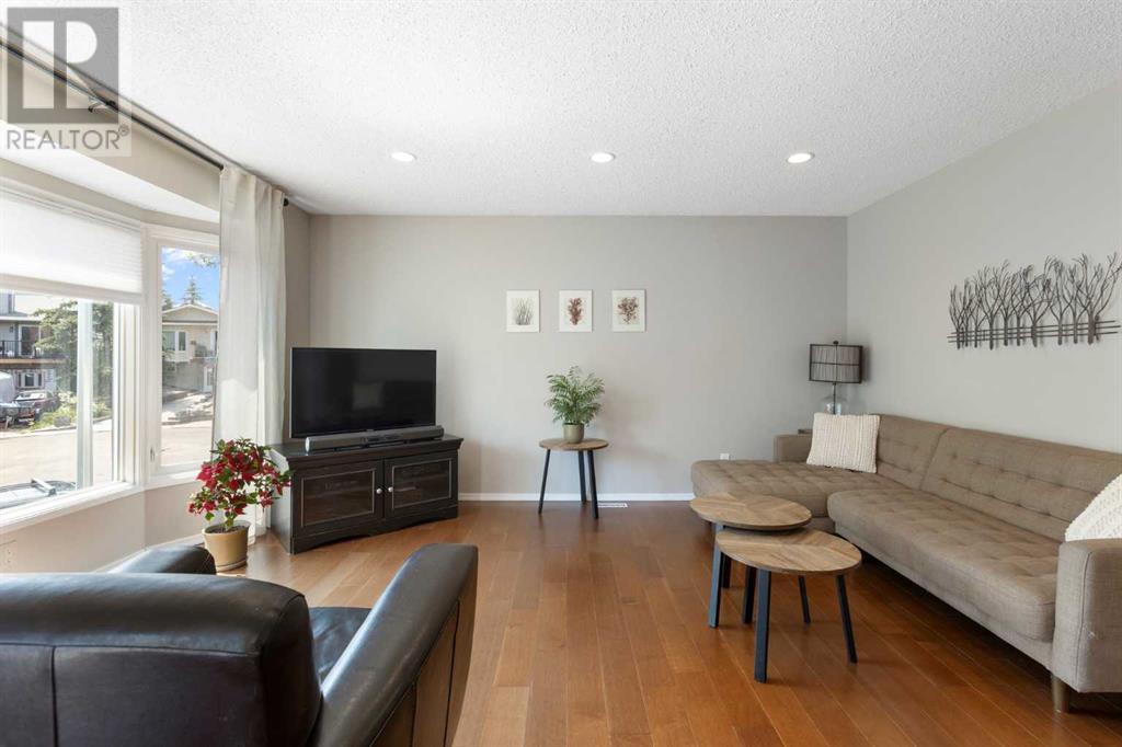 Single Family House Bi-level for Sale in  Sandstone Place NW Sandstone Valley Calgary 