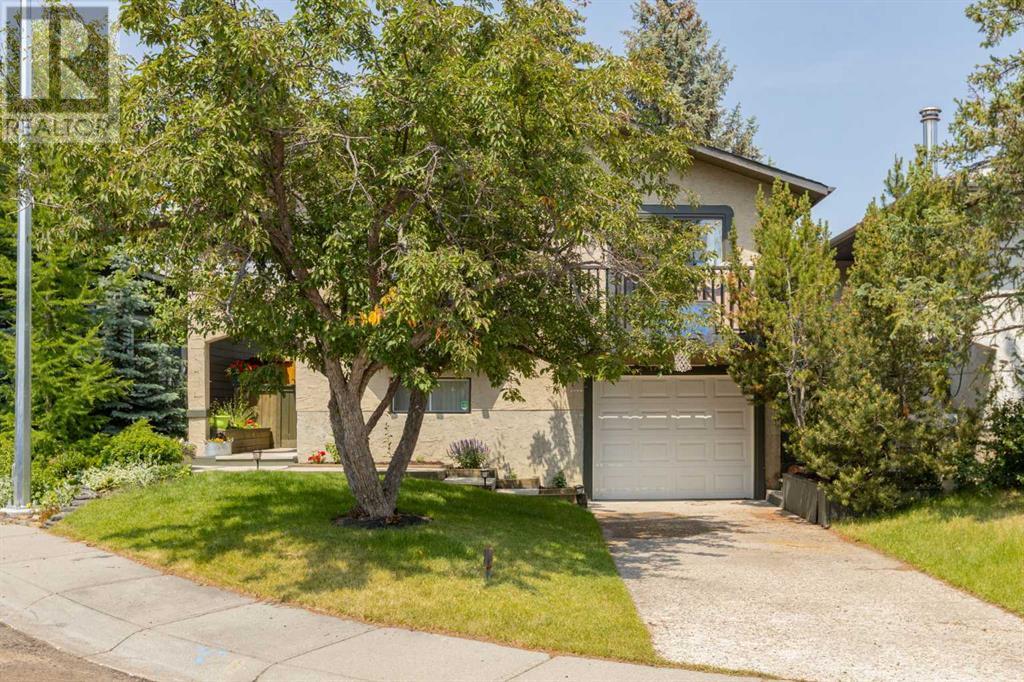 Single Family House Bi-level for Sale in  Sandstone Place NW Sandstone Valley Calgary 