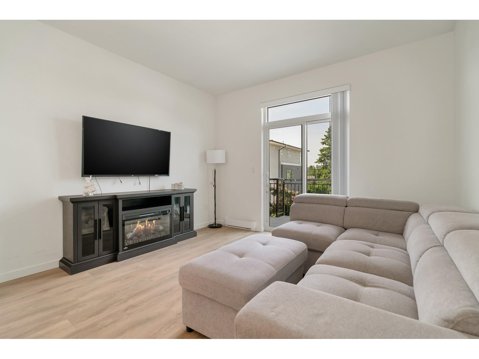 Photo 9 of 99 15235 Sitka Drive, Surrey BC