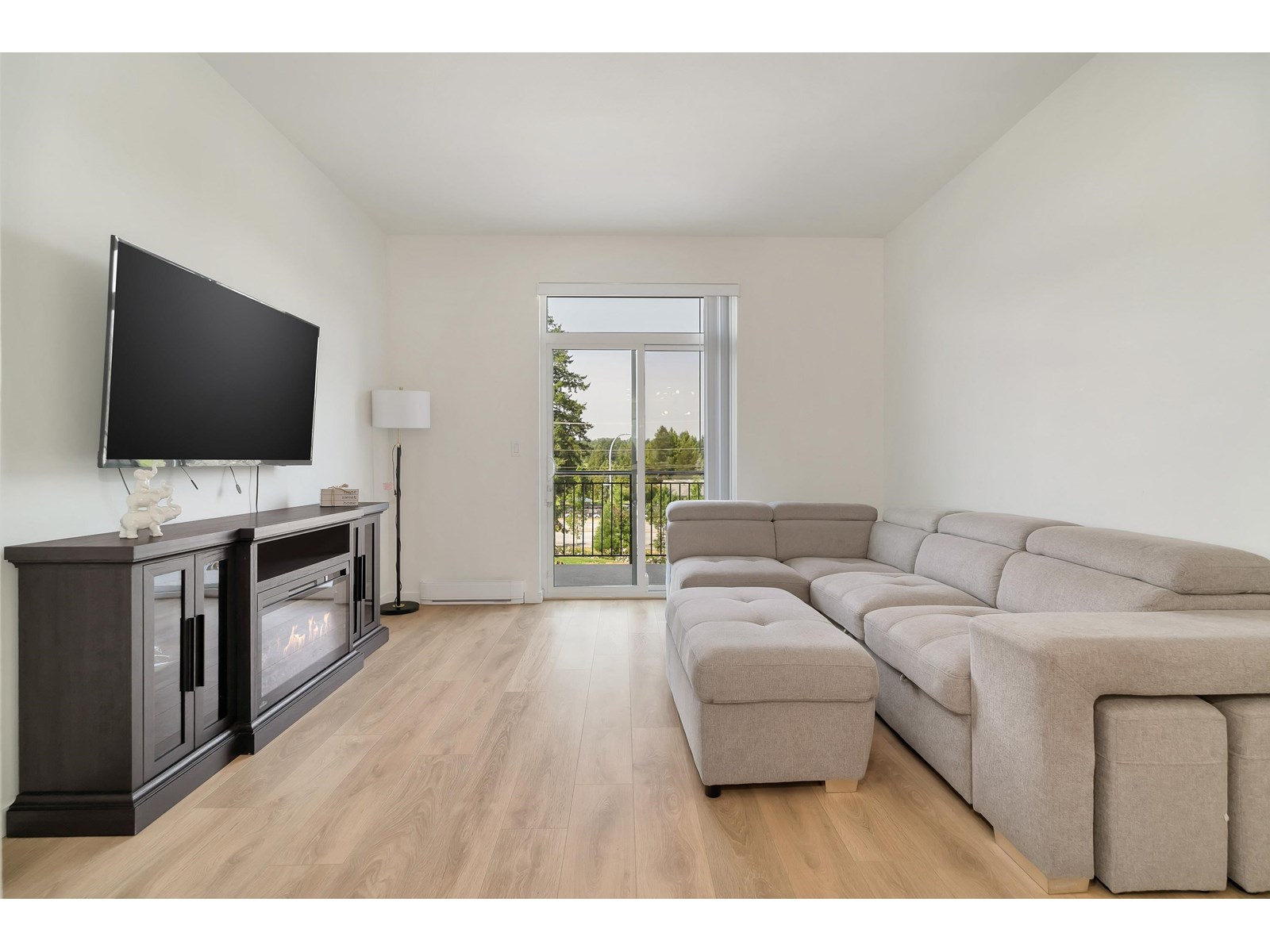 Photo 10 of 99 15235 Sitka Drive, Surrey BC