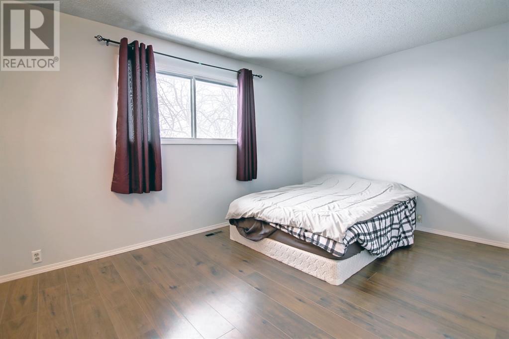 Single Family House Bi-level for Sale in  Berkley Drive NW Beddington Heights Calgary 