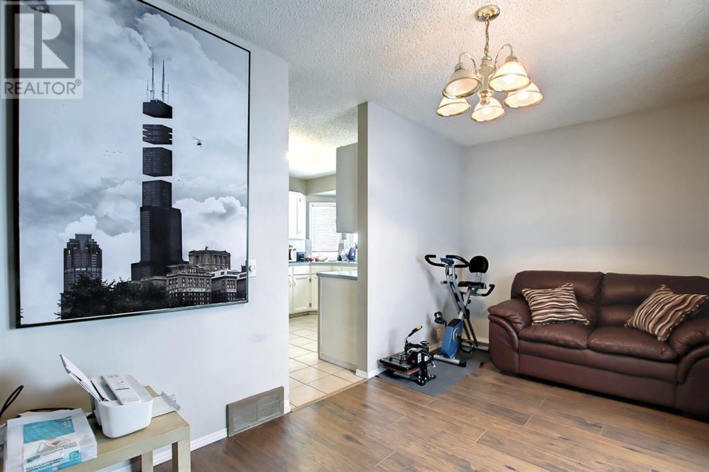 Single Family House Bi-level for Sale in  Berkley Drive NW Beddington Heights Calgary 