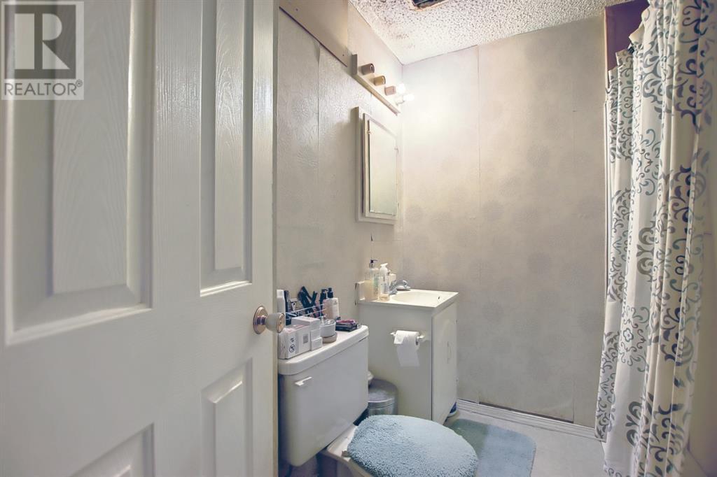 Single Family House Bi-level for Sale in  Berkley Drive NW Beddington Heights Calgary 