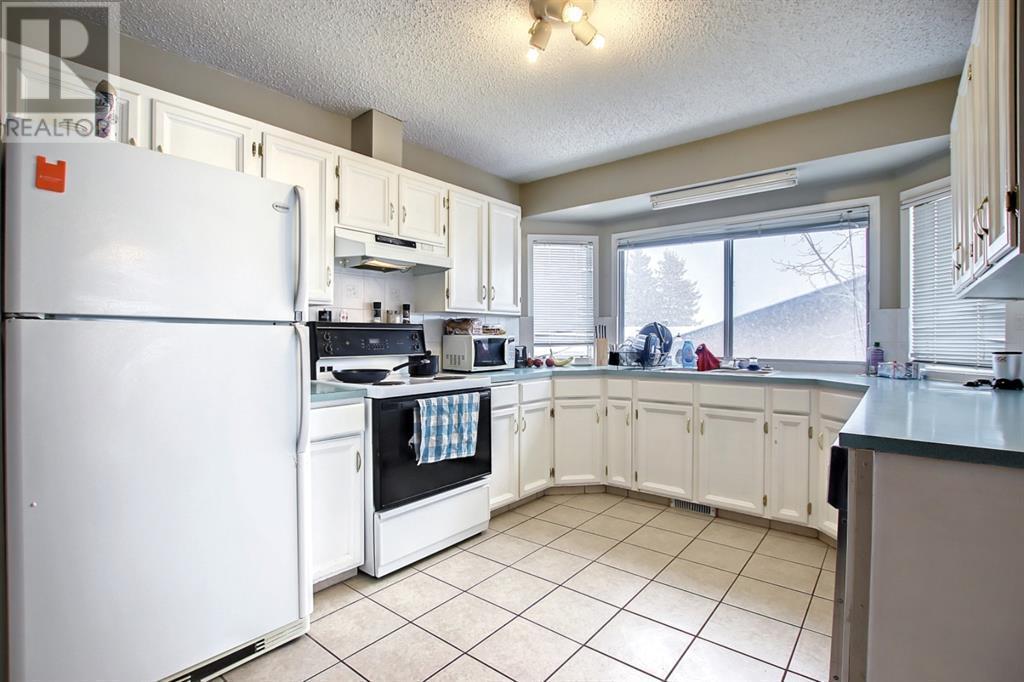 Single Family House Bi-level for Sale in  Berkley Drive NW Beddington Heights Calgary 