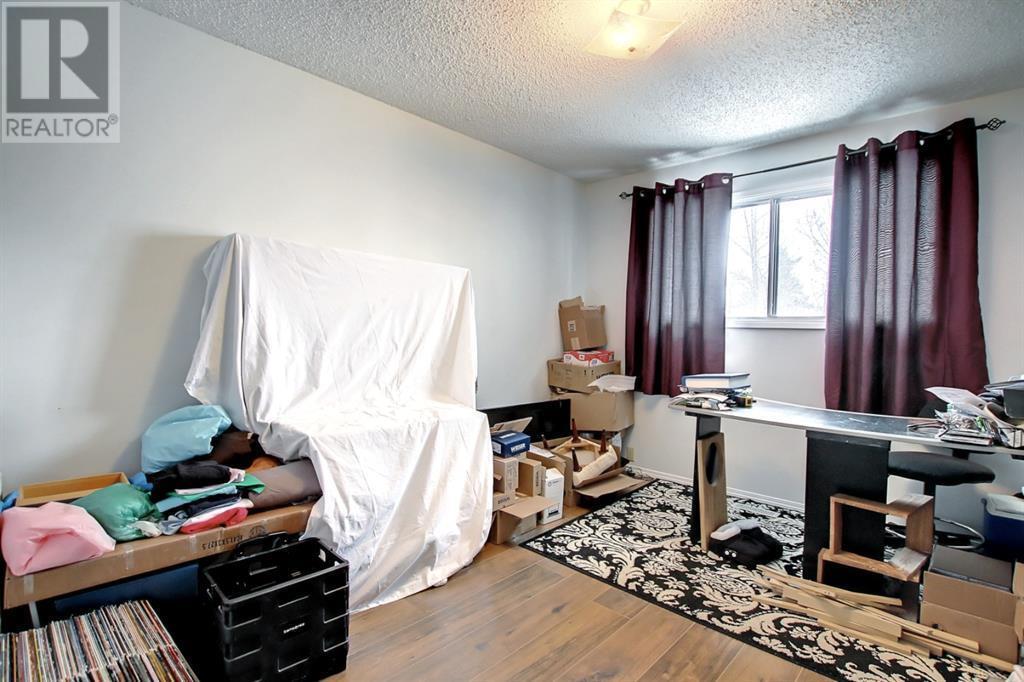 Single Family House Bi-level for Sale in  Berkley Drive NW Beddington Heights Calgary 
