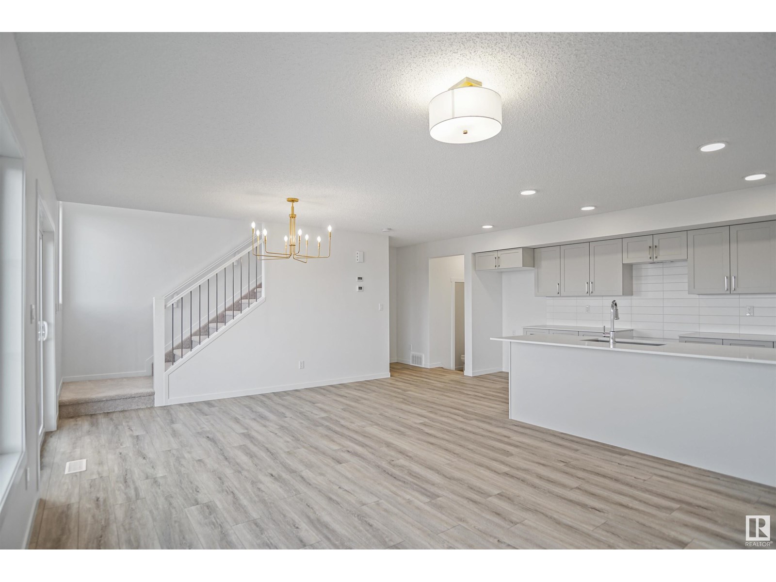 Photo 2 of 19 19904 31 Av Nw, Edmonton AB