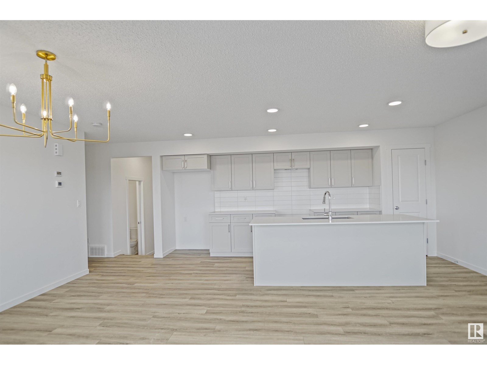Photo 8 of 19 19904 31 Av Nw, Edmonton AB