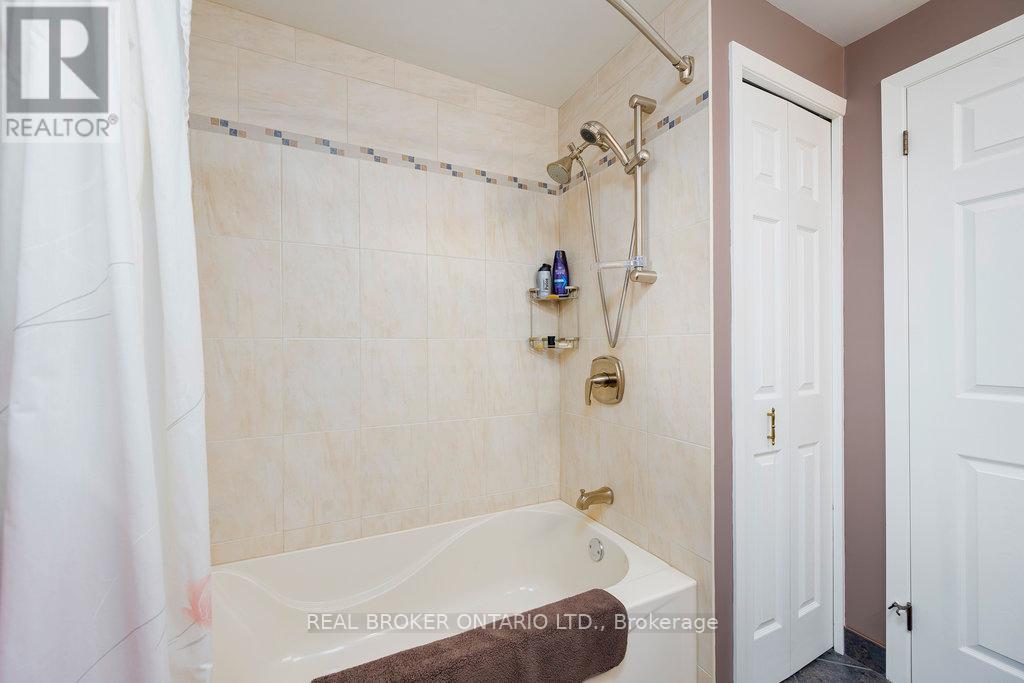 https://ddfcdn.realtor.ca/listing/TS638865213210370000/reb76/highres/7/x12246157_30.jpg