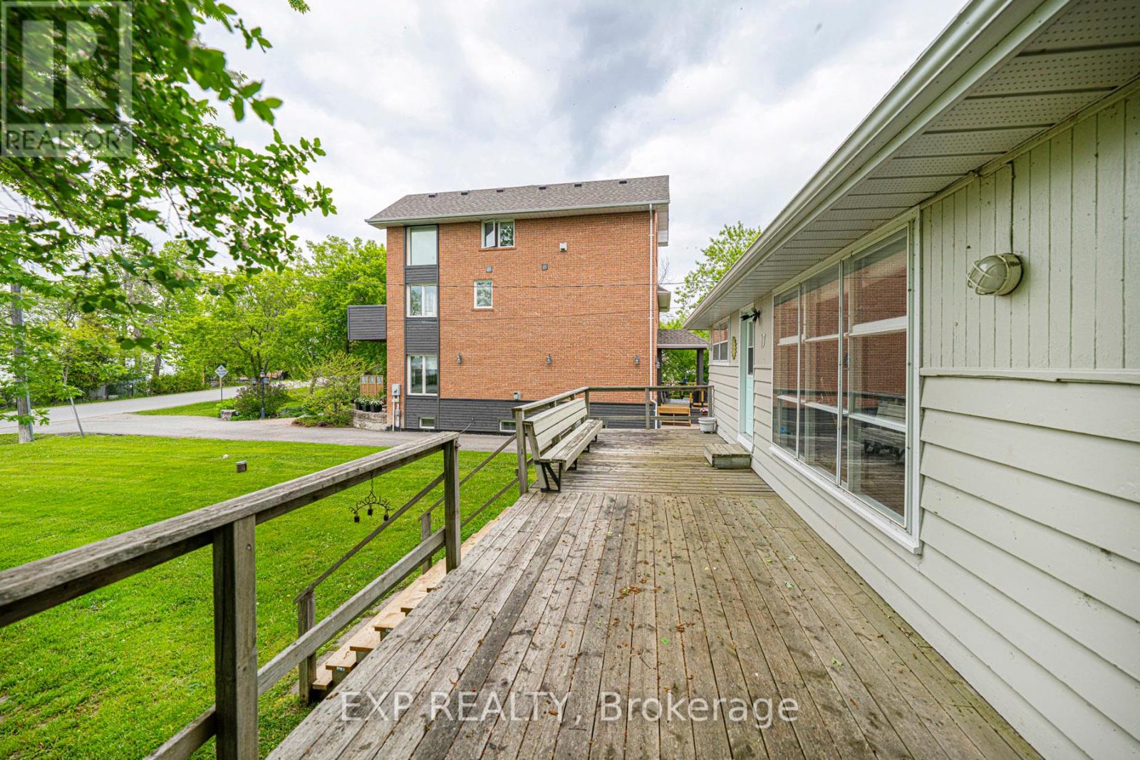 Photo 10 of 17 Lake Drive E, Georgina ON