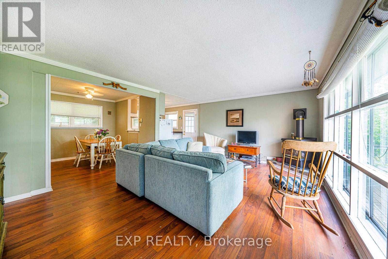 Photo 12 of 17 Lake Drive E, Georgina ON