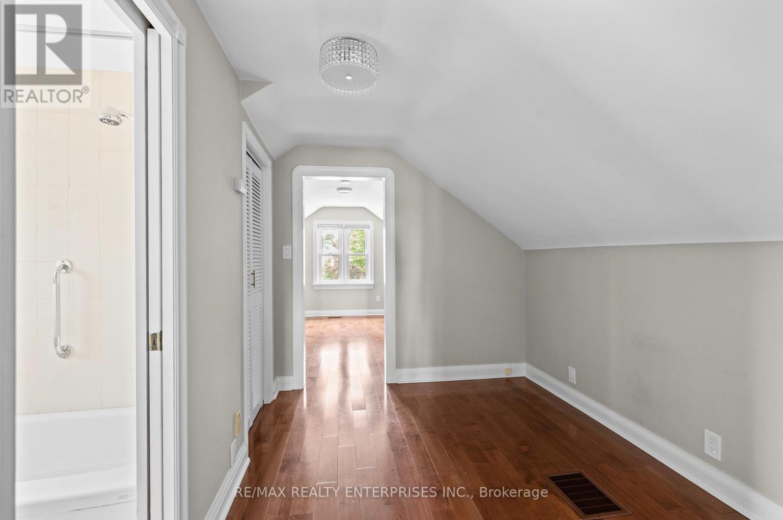 Photo 16 of 43 Pine Avenue S, Mississauga ON