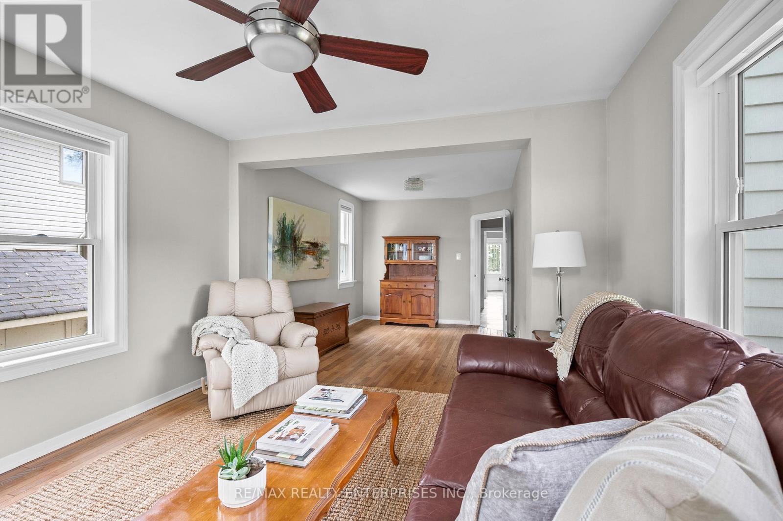 Photo 9 of 43 Pine Avenue S, Mississauga ON
