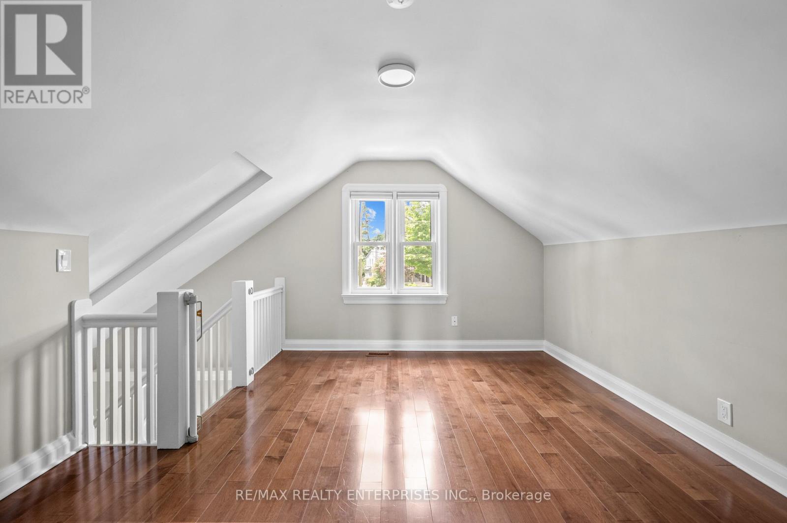 Photo 32 of 43 Pine Avenue S, Mississauga ON