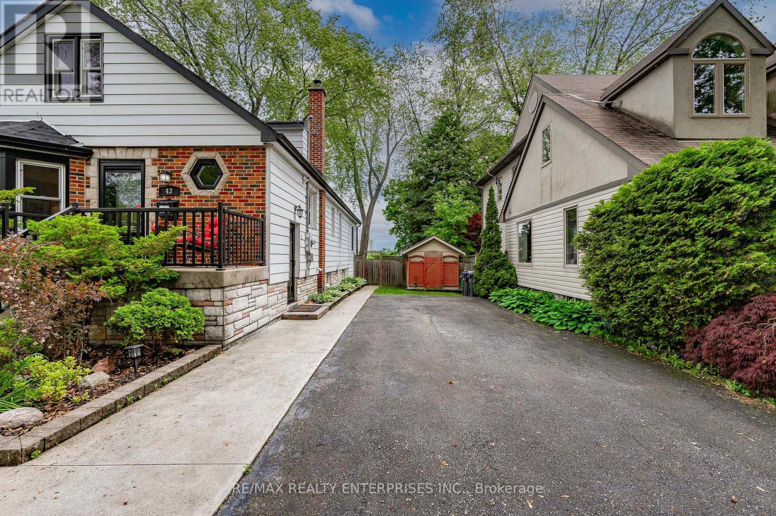 Photo 33 of 43 Pine Avenue S, Mississauga ON