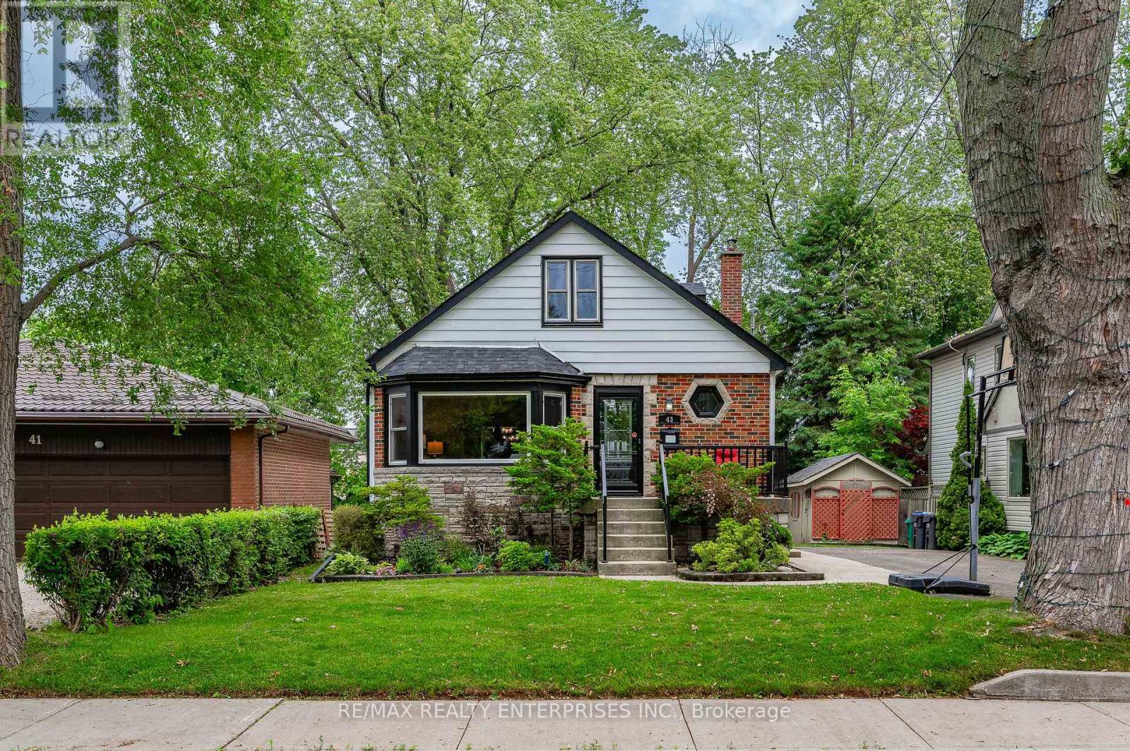 Photo 30 of 43 Pine Avenue S, Mississauga ON