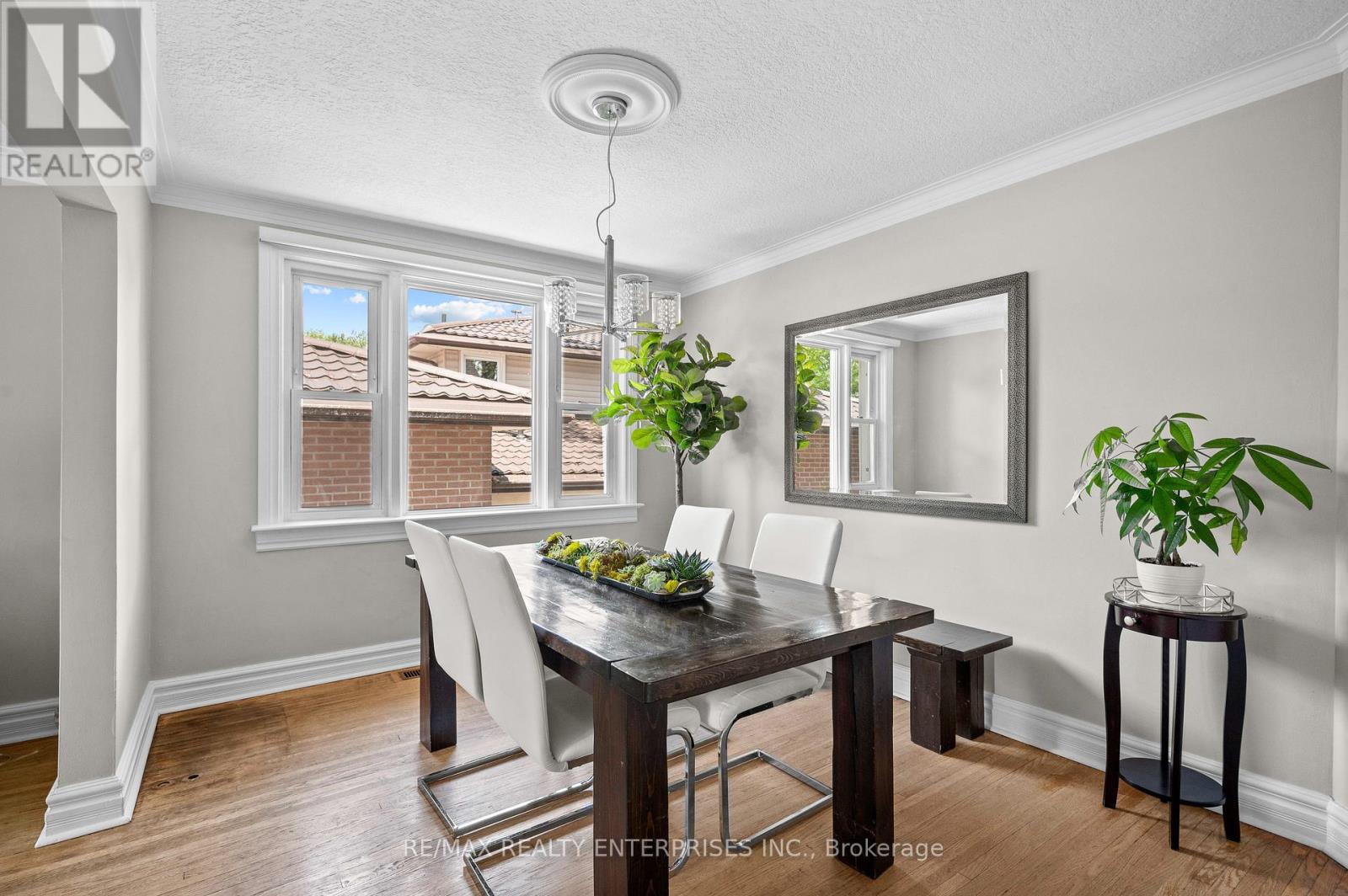 Photo 7 of 43 Pine Avenue S, Mississauga ON