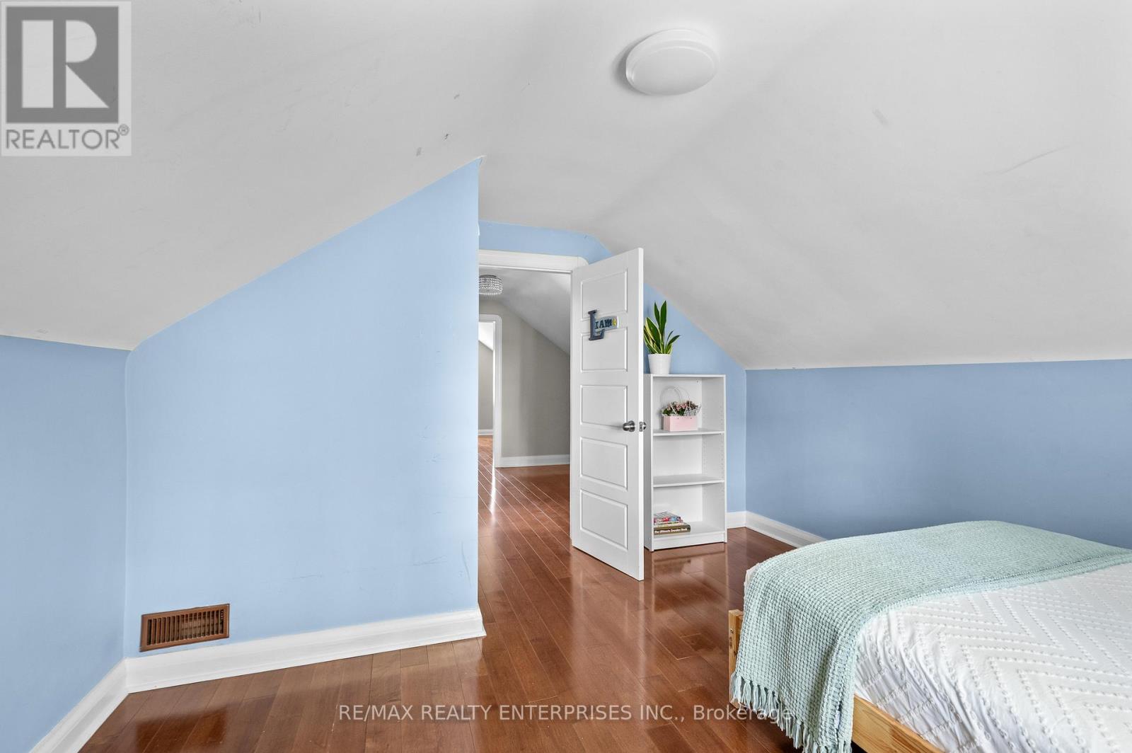 Photo 5 of 43 Pine Avenue S, Mississauga ON