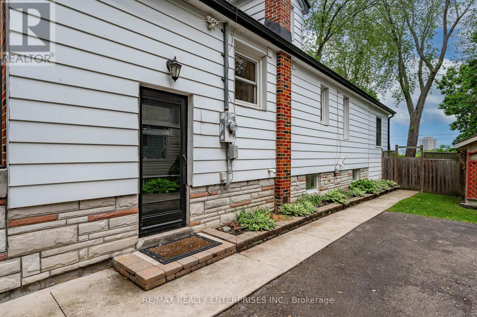 Photo 17 of 43 Pine Avenue S, Mississauga ON