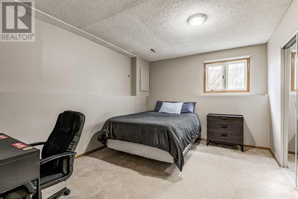 Single Family House Bi-level for Sale in  Woodmont Way SW Woodbine Calgary 
