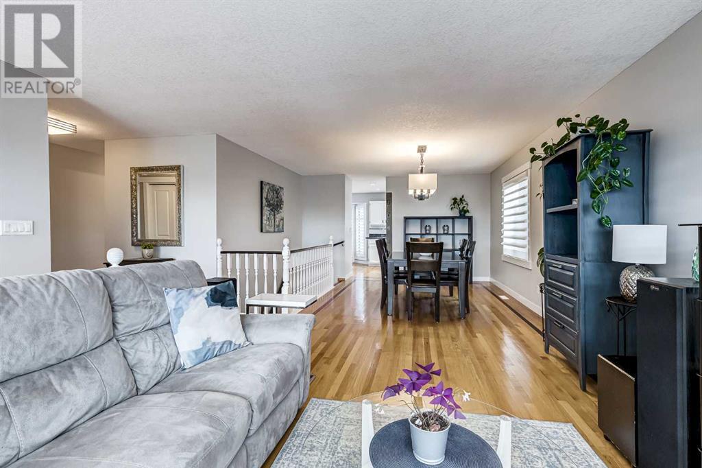 Single Family House Bi-level for Sale in  Woodmont Way SW Woodbine Calgary 