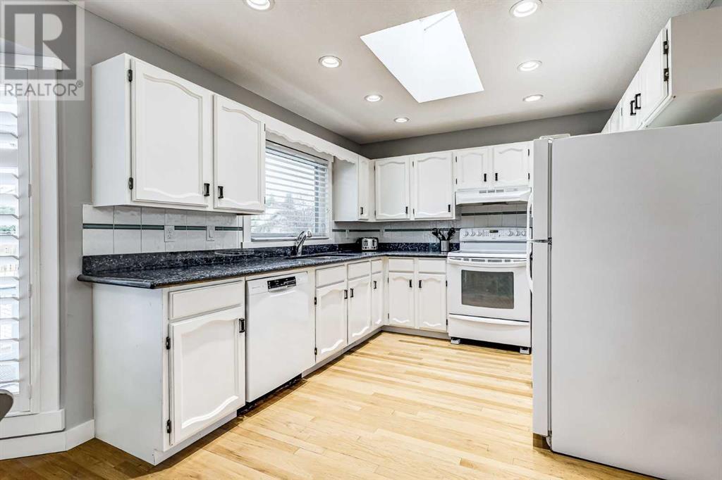 Single Family House Bi-level for Sale in  Woodmont Way SW Woodbine Calgary 